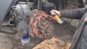 Daf XF 105 Замена шпилек и колодок задней ступици,Замена тормозных дисков не могу открутить ступиц