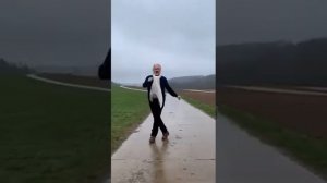 Jannis Sky dances Zeimbekiko (Greek Dance)