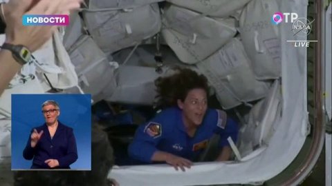 Космонавт Анна Кикина прибыла в Россию после возвращения с МКС