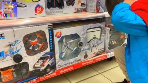 Вертолёт ?против Дрона Что круче? Ашер в магазине меняет игрушки Обзор вертолета и Дрона Drone