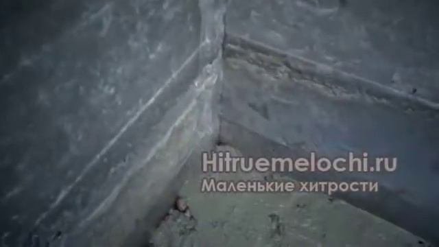 Укладываю воздуховоды на дно теплицы