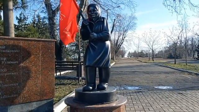 Мариуполь  Площадь Ленинского комсомола памятник бабушке Ане