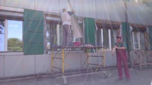 Устанавливаем откосы из композита.