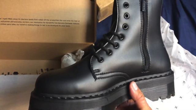 Dr. Martens / Vegan Jadon (Unboxing) смотреть онлайн