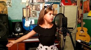 Девочка поёт авторскую песню на украинском «Цукерки»