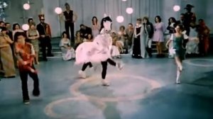 фрагмент из фильма "Эта весёлая планета"   танец с лошадью