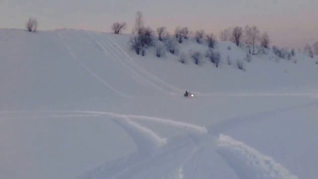 Снегоход Буран, спуск с крутой горки смотреть онлайн