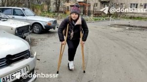 Каждый день 11-летняя Маша прыгает на костылях на перевязки, ее ноги пробиты осколками. 19 04 2022г.