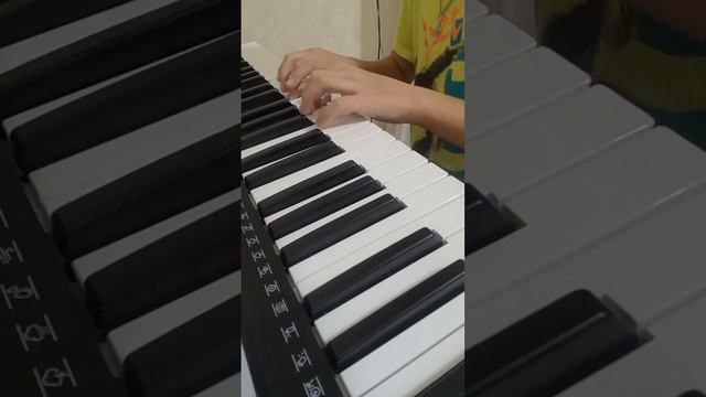 Jingle Bells на синтезаторе смотреть онлайн