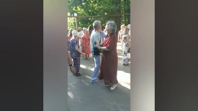 "Просто неземная красота!". Танцы в парке Орехово (Царицыно) для пенсионеров смотреть онлайн