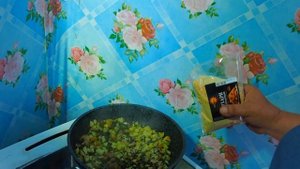 Жаренная картошка с мясом и капустой