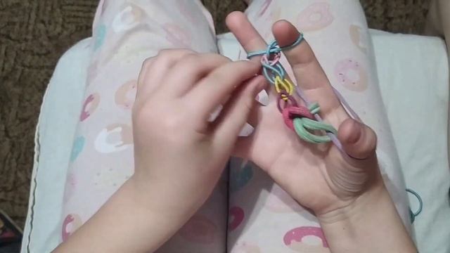 Как  сплести браслет из резинок для волос