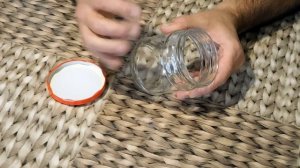 Как за 5 секунд открыть любую банку с закручивающейся крышкой только руками