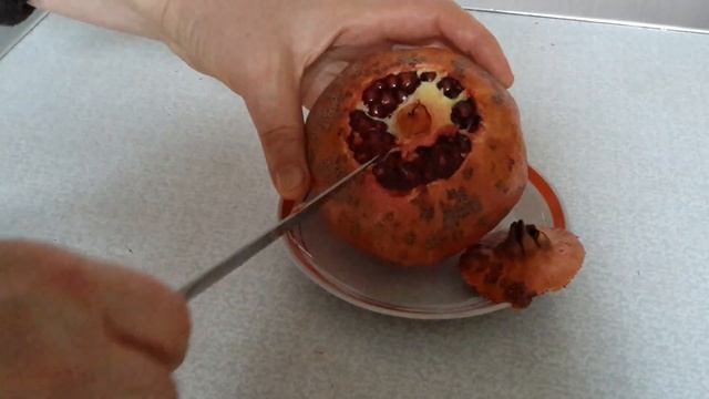 Как легко очистить гранат от кожуры . смотреть онлайн
