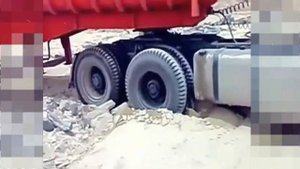 Работа на самосвале. Неудачи, экстрим и тяжелые будни водителя № 3