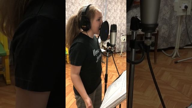 Катюша записывается в студии песню ВДОХНОВЕНИЕ