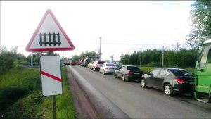 Пешеходные переходы и места остановок маршрутных ТС. Движение через ж-д пути и по автомагистралям.