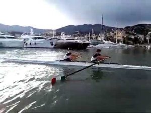 Тренировка гребцов на воде в Италии