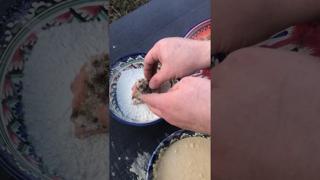 ?Готовим горбушу в пивном кляре в казане. Забери подарок в комментариях.? #видеорецепты #еданаогне