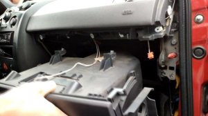 ? Замена фильтра салона на Renault Magane II