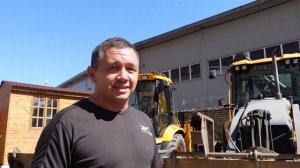 Равноколесный экскаватор-погрузчик?