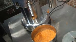 Соковыжималка центрифуга в работе