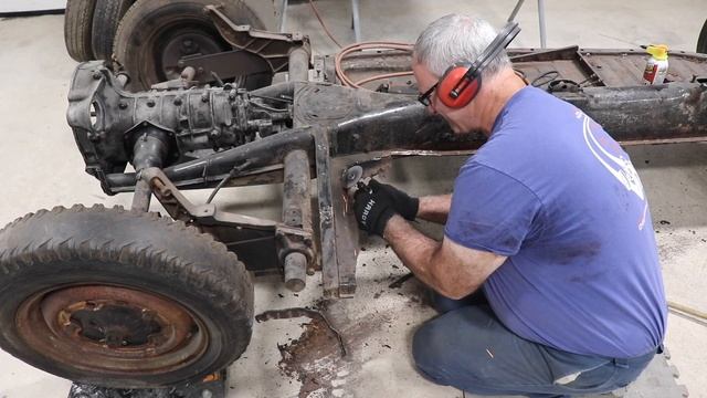 VW Beetle Floor Pan Installation Chassis Tips & Tricks | 1959 Vw Beetle Ragtop Restoration смотреть онлайн