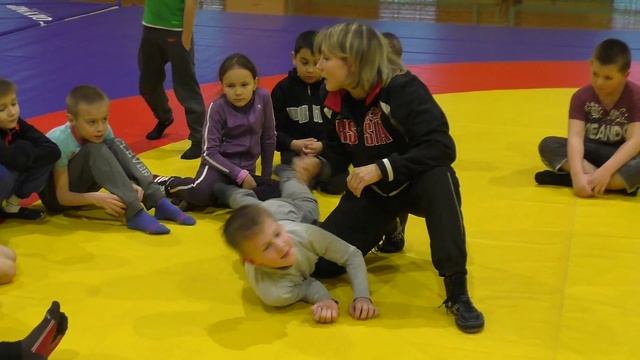 Тренер Кириллова Т.Г. показывает приём в партере. Вольная борьба. смотреть онлайн