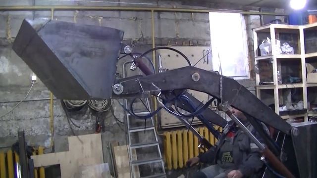 Самодельный гусеничный мини погрузчик. Серия 4. Испытание стрелы. смотреть онлайн