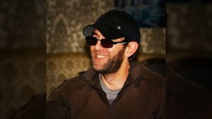 Гитара с треснувшей декой