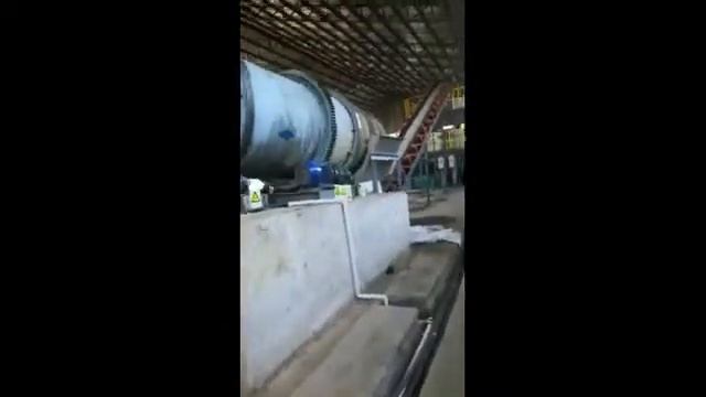 Ленточный конвейер с большим наклонным уголом