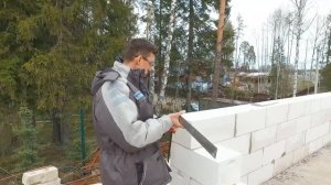 ДОМ ИЗ ГАЗОБЕТОНА НА ЦОКОЛЬНОМ ЭТАЖЕ. Кладка стен на цоколь. ДНП "Приозерное". 1 выпуск.