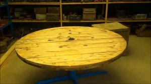 Стол с вращающейся столешницей   из катушки от кабеля