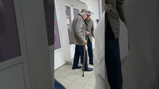 Дед в зеркале пропускает, отрожение, проходи, давай я пройду, где парикмахерская, давайте я вас про