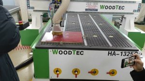 Фрезерный станок с ЧПУ #woodtec  HA 1325 C тест на материале клиента "дюрастон" в магазине Подольск