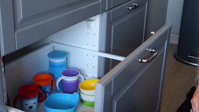 БЕЗОПАСНОСТЬ РЕБЕНКА В ДОМЕ | УСТАНАВЛИВАЕМ ЗАЩИТУ НА ЯЩИКИ, РОЗЕТКИ И КОМОДЫ!!! смотреть онлайн