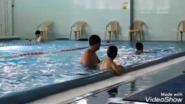 В бассейне с папой. Тима плавает кролем. смотреть онлайн