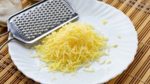 Грузинский салат с колбасой и помидорами