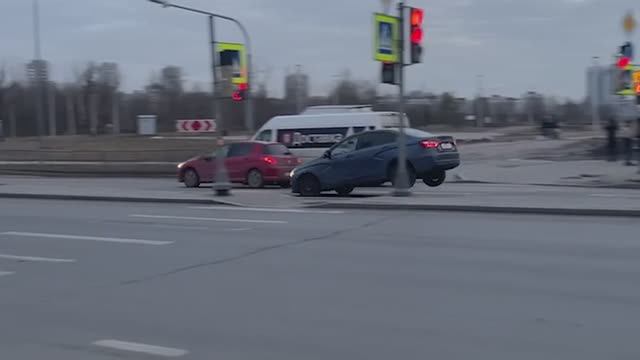 В Питере на Софийской улице из-за дефекта на дороге образовался настоящий трамплин. Шлагбаум смотреть онлайн
