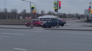 В Питере на Софийской улице из-за дефекта на дороге образовался настоящий трамплин. Шлагбаум