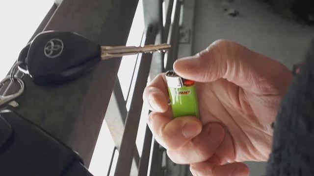 Замёрз замок двери автомобиля. Что делать? Проверяю способ из Интернета