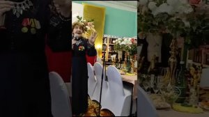 На своём 90-летнем Юбилее Валентина Ивановна поёт.