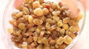 Пирожки с творогом и изюмом.
