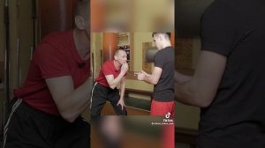 Тренер по боксу учит ловить спичечный коробок