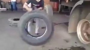 Замена шины на грузовике за полторы минуты. Впечатляет.
