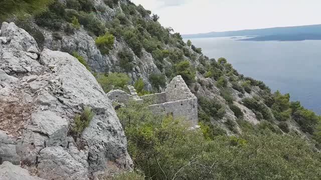 Монастырь Сильвио около Драконовой пещеры, Мурвица, о.Брач,Хорватия