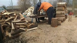 Колка дров гидровлическим дроваколом.
