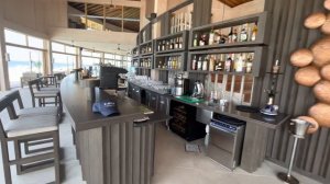 Kagi Maldives Spa Resort - Bar and Swimming Pool