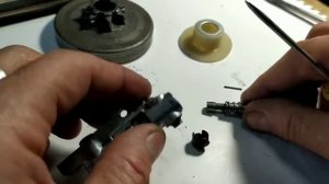 Устройство и принцип действия маслонасоса бензопилы.