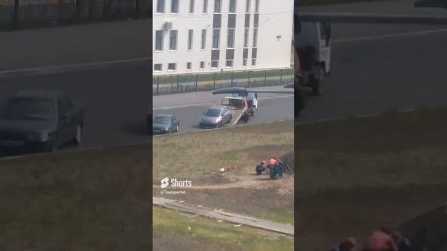 Попросили убрать машины около магазина не послушались, Телепортировали машины в другое место #Shorts